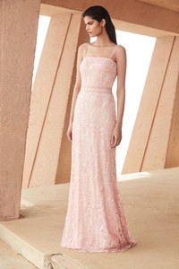 00024-tadashi-shoji-vogue-resort-2019-pr.thumb.jpg.7cda6e70b44ab420e3c8632e8d01556f.jpg