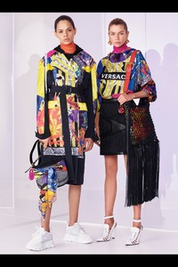 00025-versace-vogue-pre-spring-2019-pr.thumb.jpg.351433fd0b8ae7d54f99322ce77dc8e8.jpg