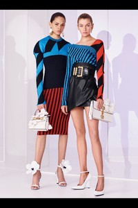 00026-versace-vogue-pre-spring-2019-pr.thumb.jpg.ca72f1c605308660640c2b9378b21362.jpg