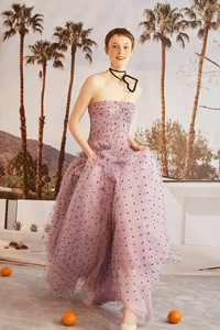 00027-carolina-herrera-vogue-resort-2019-pr.thumb.jpg.f1d2137adc2d67b5706b65b4a2c11973.jpg