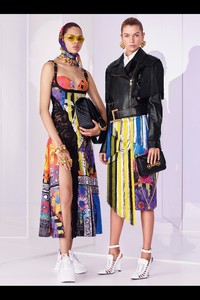 00027-versace-vogue-pre-spring-2019-pr.thumb.jpg.5931b9f86844af9c18fb7a54788cd362.jpg