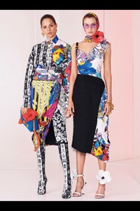 00029-versace-vogue-pre-spring-2019-pr.thumb.jpg.841dad44f2ecd5656a5f5350dc655e84.jpg