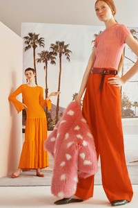 00030-carolina-herrera-vogue-resort-2019-pr.thumb.jpg.4e85bb0cdd4db496ddc1cd5adbdd3d1d.jpg