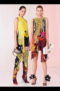 00030-versace-vogue-pre-spring-2019-pr.thumb.jpg.4fbc0c61eee5f4b4104365af3a12c3d8.jpg