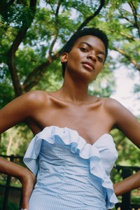 00031-alexachung-vogue-resort-2019-pr.thumb.jpg.58be2bf015f808eac5027c30c7cbd37e.jpg