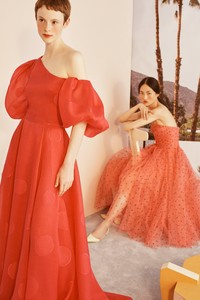 00033-carolina-herrera-vogue-resort-2019-pr.thumb.jpg.148079cddd823ae947022842ece9d776.jpg