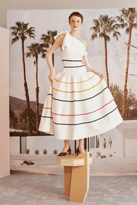 00038-carolina-herrera-vogue-resort-2019-pr.thumb.jpg.dc0680580d7145443cc83088b91d8ea6.jpg