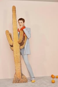 00043-carolina-herrera-vogue-resort-2019-pr.thumb.jpg.7f0491bf08cc3e53b57cab3f3588a2cb.jpg