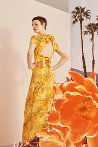 00045-carolina-herrera-vogue-resort-2019-pr.thumb.jpg.f997817700ad2e0aa7ea9075f5e364b7.jpg