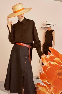 00048-carolina-herrera-vogue-resort-2019-pr.thumb.jpg.98214101125f8b5d9c78322a8cdfeb50.jpg