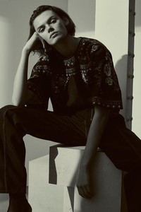 10-Isabel-Marant-Pre-Fall-2018.thumb.jpg.8e8e9f25bd45f903102924ac46f4b395.jpg