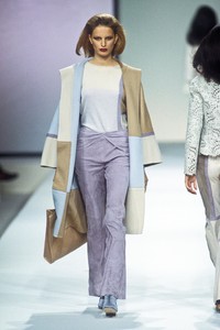 107947315_Valentino2000WomenRTW105.thumb.jpg.cb22c56e2f7b36314fcd8185633d0692.jpg