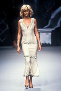 1080324894_Chloe1995WomenRTW47.thumb.jpg.7cb30520f1e6f876b5e2169875b07b7d.jpg