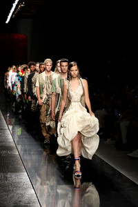 108782787_FarettaDsquared2RunwayMilanMenFashion.thumb.jpg.c6caf1cbf70b92c5c9449a5deb6cebaf.jpg