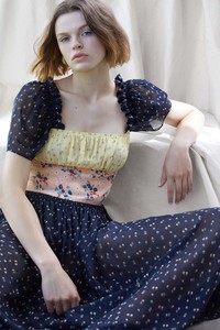 11-jill-stuart-resort-2018-lookbook.thumb.jpg.9c3d600bdf465eb428398528c4d09585.jpg