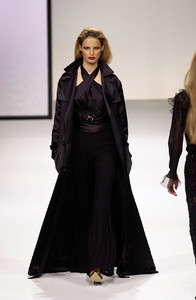 1100104601_Valentino2000WomenRTW37.thumb.jpg.311b0f5608031735b86f1672dcd5134e.jpg
