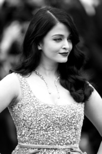 Aishwarya Rai + + красные + ковер + Портреты + + Годовая шестьдесят девятый + WJcrShOvmtVx.jpg