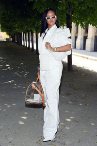 Rihanna+Louis+Vuitton+Front+Row+Paris+Fashion+HYespWCsq8Wx.jpg