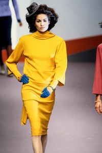 1211018531_KarlLagerfeld1995WomenRTW92.thumb.jpg.cdba3ba6b636b7104f4a94e31a333a0b.jpg