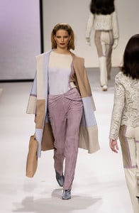 1235836616_Valentino2000WomenRTW19.thumb.jpg.15369bea6107f2ac48861101627b61bb.jpg