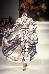 124025287_VivienneWestwood1995WomenRTW29.thumb.jpg.fba1fa419070aecfe87c1992fe225210.jpg