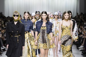 1245611579_versace-rs18-6468(1).thumb.jpg.4b094b684a13da21a8cab0b163035539.jpg