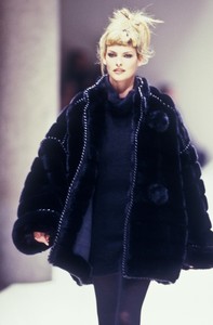 126077471_Fendi1994WomenRTW61.thumb.jpg.ede7f3aebdebc3a82b3ff10fed0d09eb.jpg