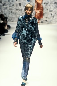 1281320899_EmanuelUngaro1995HauteCouture93.thumb.jpg.2dd17cfbaf1b5e32dcefebdc04f9db9a.jpg