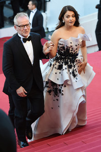 Aishwarya+Rai+Youth+Premiere+68th+Annual+Cannes+6_JNl7OLAexx.jpg