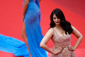 Aishwarya Rai + + BFG + красные + ковер + прибытия + + PVDUw4hCWtlx.jpg шестьдесят девятой