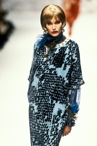 1428283043_EmanuelUngaro1995HauteCouture94.thumb.jpg.1ea7bd6099f4c568fe783f35272d3012.jpg