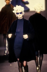 1454089780_KarlLagerfeld1994WomenRTW69.thumb.jpg.24892a90e45d3f13b0ca33e0d04fae32.jpg