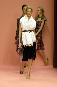 1474781744_Prada2000WomenRTW63.thumb.jpg.589a39f94228e1a6dcdfd5b4f06d1891.jpg