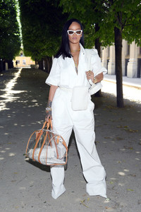 Rihanna+Louis+Vuitton+Front+Row+Paris+Fashion+YiqUiX_YjObx.jpg