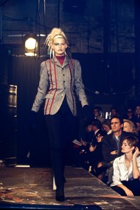 1512520222_JeanPaulGaultier1995WomenRTW113.thumb.jpg.928c64f6833c8d4faa37a7956dc905cb.jpg