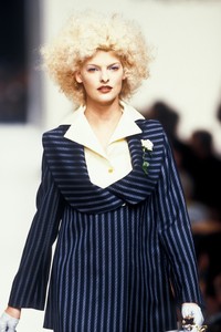 1527029662_VivienneWestwood1995WomenRTW101.thumb.jpg.914fa345bc2d6d0b0adee0d002d303e9.jpg