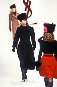 1569359958_YvesSaintLaurent1994WomenRTW35.thumb.jpg.d758e9866e9d8b5e7822ec947d245b99.jpg