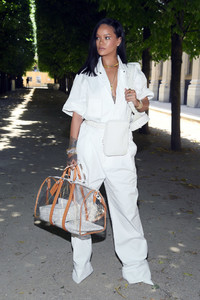 Rihanna+Louis+Vuitton+Front+Row+Paris+Fashion+VackKWIFouNx.jpg