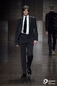1607552269_ValentinoFW2001MFW1.thumb.jpg.37811d37222c3ec89a7bba3da6685619.jpg