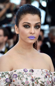 Aishwarya+Rai+Land+Moon+Mal+De+Pierres+Red+N_X5WZR5XWcx.jpg