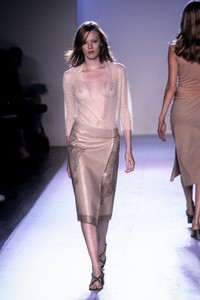 1650898475_VictorAlfaro2000WomenRTW25.thumb.jpg.1d439c37c06bb1e3abcf1957ba9be80a.jpg