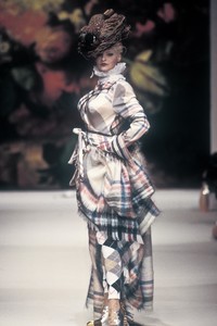 1706333719_VivienneWestwood1995WomenRTW30.thumb.jpg.836cff08ec7de10f9818da7849bb31bc.jpg