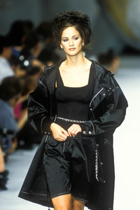 172069542_Chanel1996WomenRTW32.thumb.jpg.db0ab8f9b2f86f3f18481420e65e7287.jpg