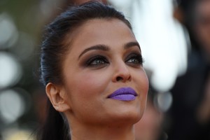 Aishwarya+Rai+Land+Moon+Mal+De+Pierres+Red+OosBi0QHYo1x.jpg