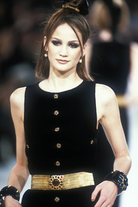 179771806_Chanel1996WomenRTW112.thumb.jpg.3fe52b4c3a3173732309a5ce0bfc6913.jpg