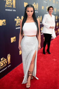 Kim+Kardashian+2018+MTV+Movie+TV+Awards+Red+W7TMWXTZiBWx.jpg