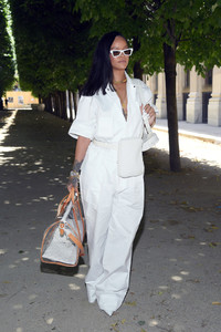 Rihanna+Louis+Vuitton+Front+Row+Paris+Fashion+Pzxga17r8KKx.jpg