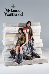 1880517855_VivienneWestwoodFallWinter2017SofiaFanegoWilyMorschCarlHjelm.thumb.jpg.433d72781d19b76f5c065c231d3ac54c.jpg