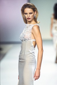 1945012301_Valentino2000WomenRTW184.thumb.jpg.525d532a7c4c23ce5a3e68534bad10e6.jpg