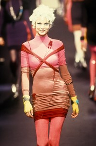 1945907908_KarlLagerfeld1994WomenRTW130.thumb.jpg.d30cfe29ca420ed7ca4f9875ca18294d.jpg